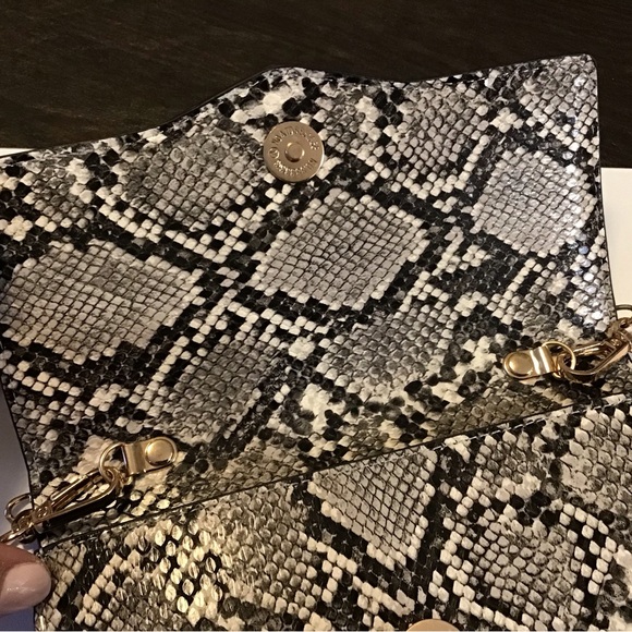 Urban Expressions NWOT Faux Snake Print Crossbody Bag - Picture 6 of 12
